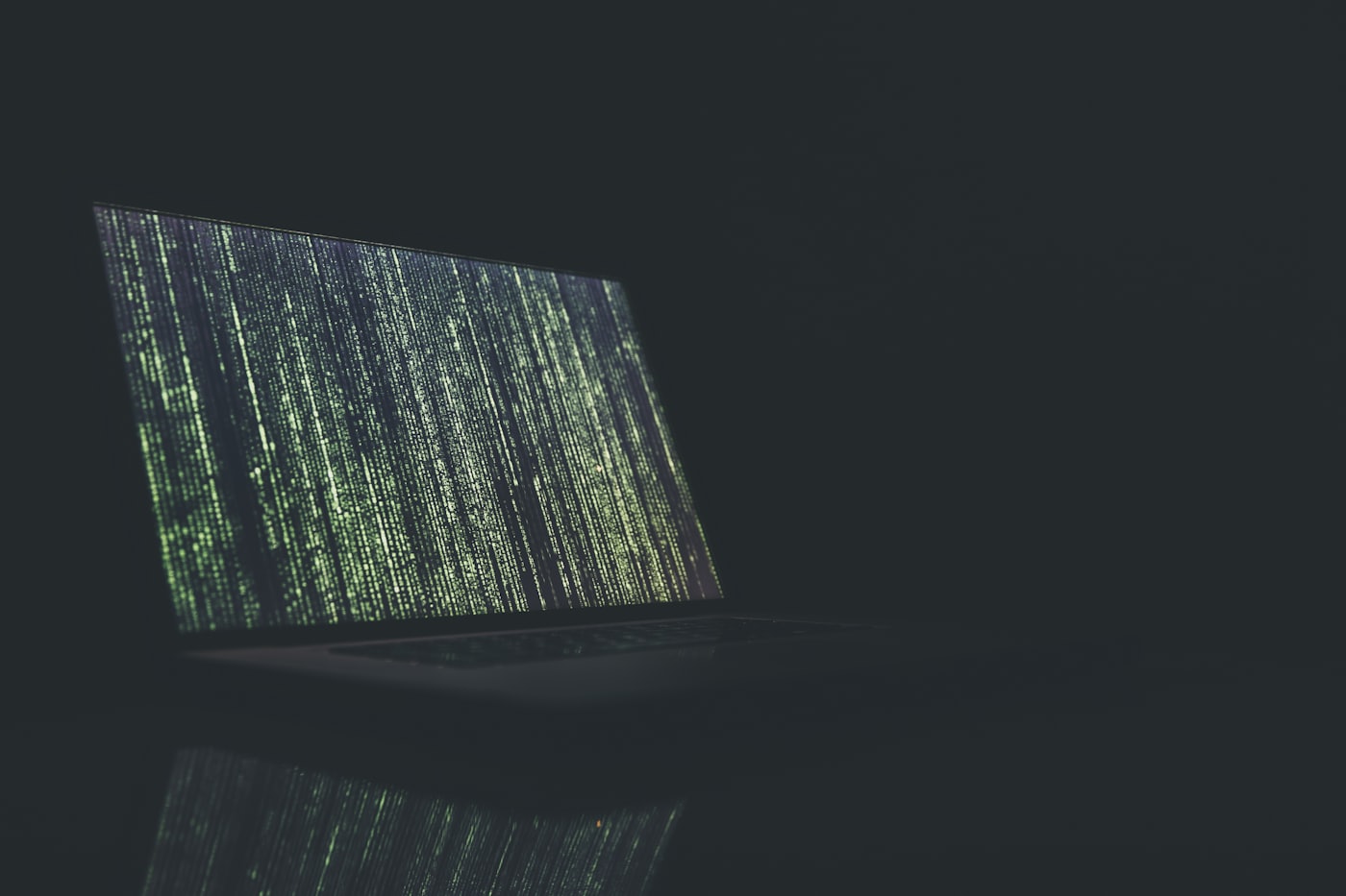 Pantalla de portátil con código en un entorno oscuro