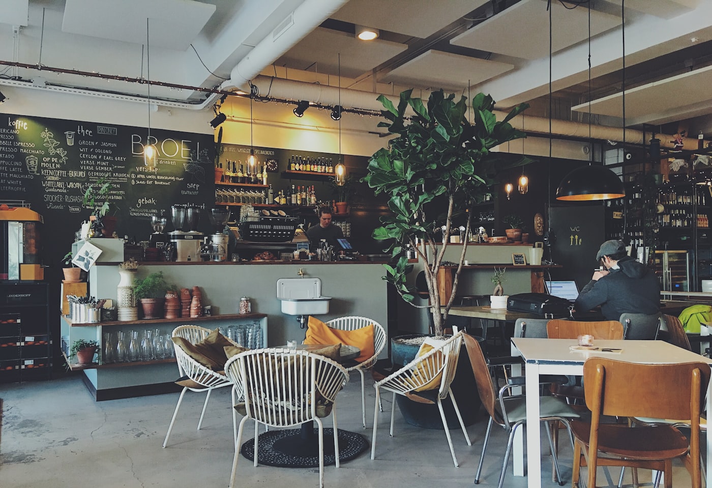 Persona trabajando con su portátil en una cafetería